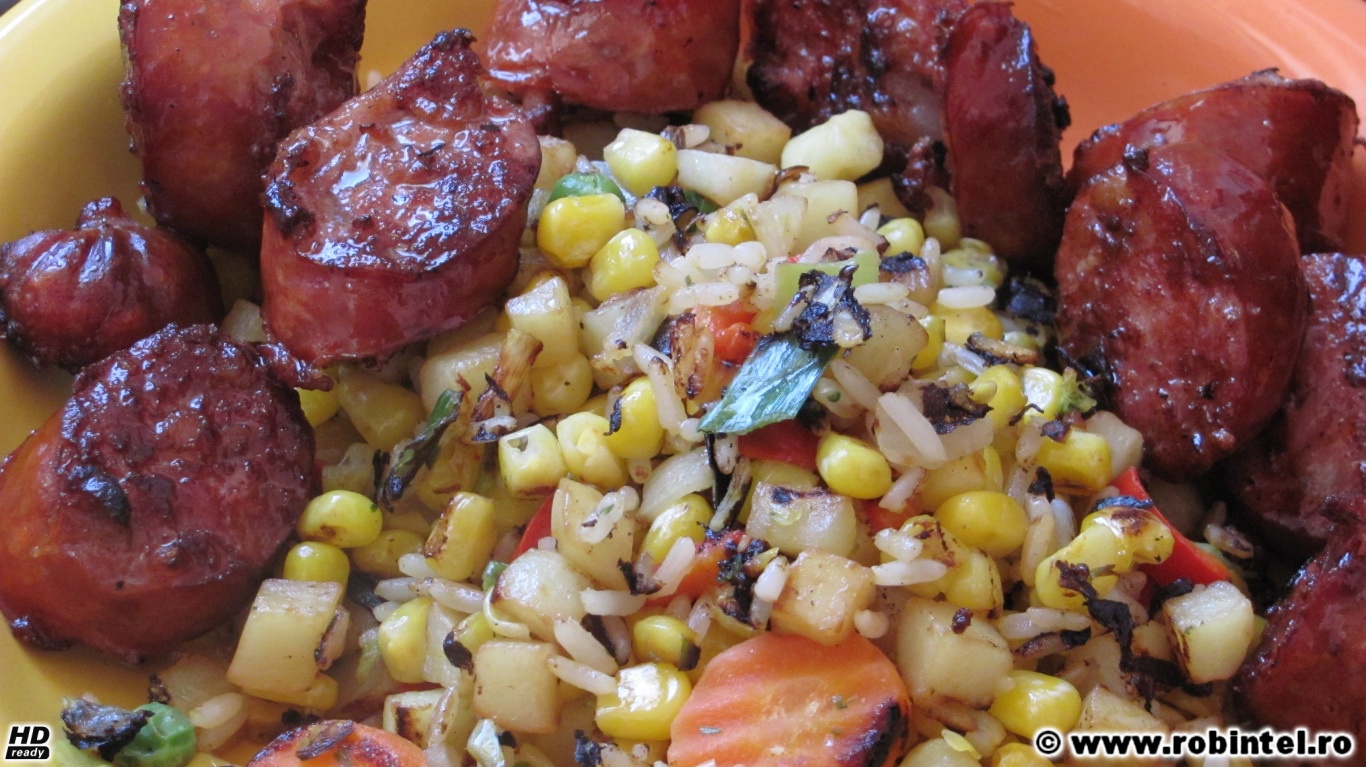 Un prânz exclusiv la grătar: cârnați cu o mare varietate de legume și exces de porumb Un prânz exclusiv la grătar: cârnați cu o mare varietate de legume și exces de porumb
