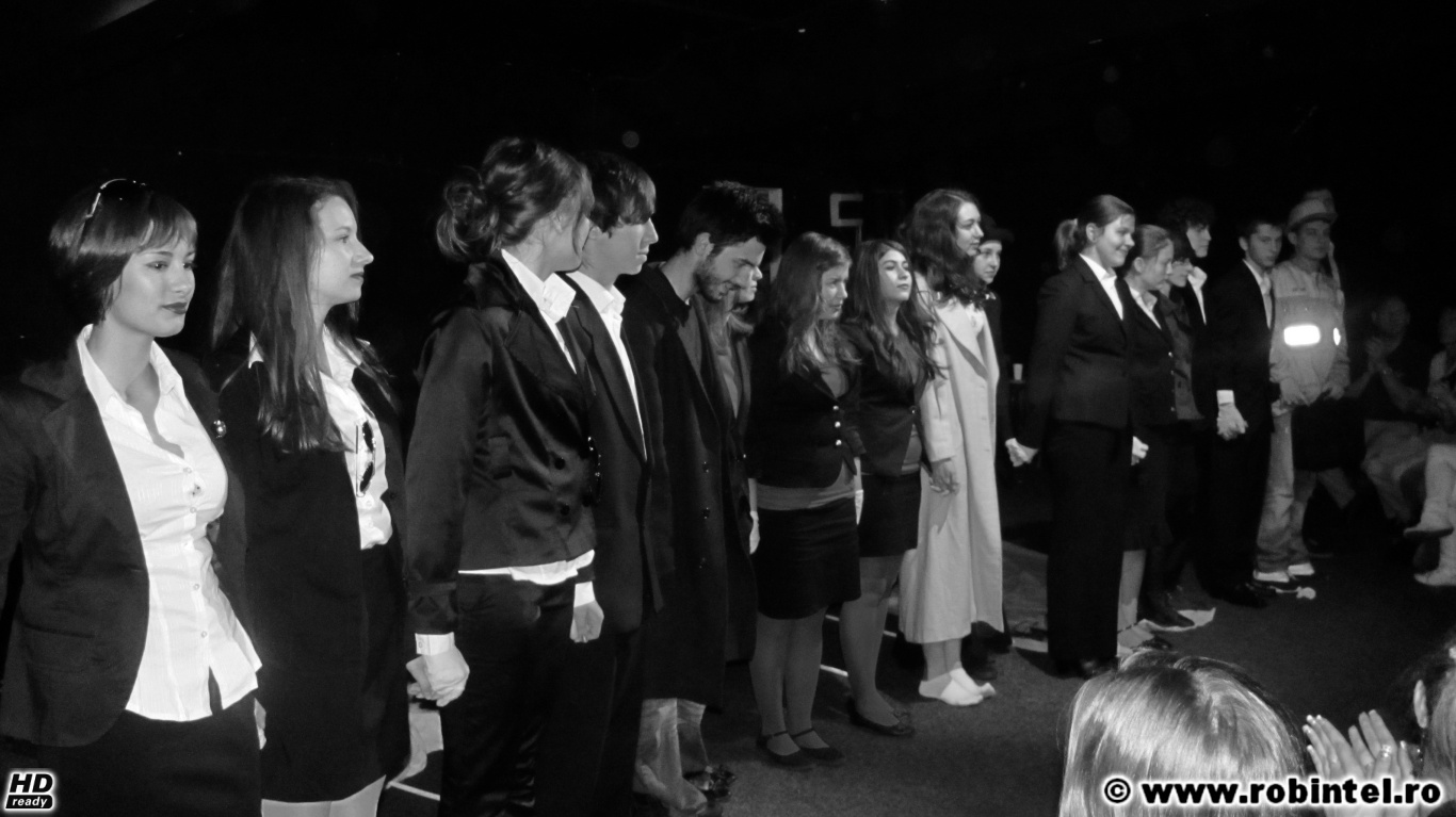 Cu cuțitul la os în compania autorului și a unui grup de orbi, de Dan Lungu și Iosif Naghiu, regia Gabriel Claudiu Petre, la Festivalul național de teatru pentru liceeni Viceversa Cu cuțitul la os în compania autorului și a unui grup de orbi, de Dan Lungu și Iosif Naghiu, regia Gabriel Claudiu Petre, la Festivalul național de teatru pentru liceeni Viceversa