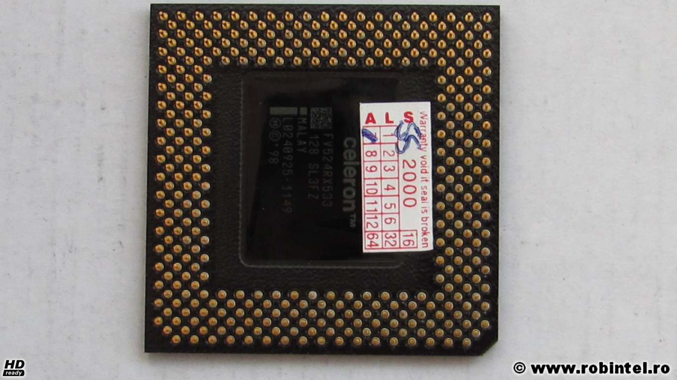 Microprocesorul Intel Celeron SL3FZ (533 MHz, 128 KB L2 cache, 66 MHz FSB), văzut pe verso Microprocesorul Intel Celeron SL3FZ (533 MHz, 128 KB L2 cache, 66 MHz FSB), văzut pe verso