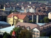 Școala 4 sediul nou (dreapta jos) și Școala 4 sediul vechi, vedere din campusul Universității din Petroșani