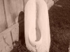 O sculptură cu o evidentă tentă erotică, în campusul Universității din Petroșani