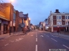 Privind spre Waterloo Place de pe mijlocul străzii Strand Road