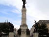 Coroane de flori depuse la monumentul soldaților morți în cele două Războaie Mondiale (vedere completă)