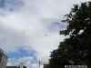 Avion aterizând pe aeroportul din Derry, vedere din centrul orașului, pe lângă un copac