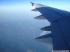 Un nor de ceață peste lacul Vidra din Parâng, pe sub aripa avionului