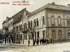 Grup de copii, probabil elevi, în față la Parohia romano-catolică din Petroșani