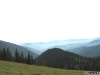 Munți și văi și vârful împădurit, vedere de la stâna de pe vârful Aușelu