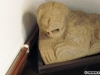 Statuie romană cu un leu, în colțul unei încăperi a muzeului