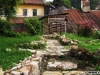 Poteca de piatră mărginită de expoziția geologică