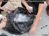 Un sac de gunoi menajer în care se pun pun pungile de pe pachetele de țigări. S-a umplut destul de repede, întreaga operațiune de decojire a pachetelor durând doar câteva minute.