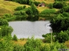Un lac artificial pe un deal și agricultură de subzistență