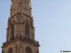 Turla cu ceas și vizitatorii catedralei catolice Sfântul Mihail din Cluj Napoca
