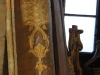 O bucată dintr-o piesă de mobilier din lemn lăcuit și aurit, ce aduce a capacul unui cosciug rotunjit în turla catedralei catolice Sfântul Mihail din Cluj Napoca