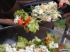 Salată cu roșii și brânză pe lângă o salată cu cartofi și maioneză