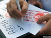 Emil Boc dând un autograf