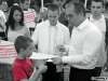 Emil Boc dându-i un autograf unui copil