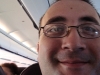 Molnar Robin, bloggerul Robintel, zâmbind pe avion